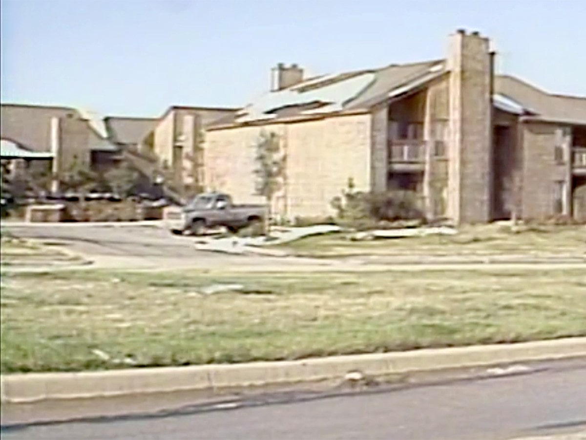 1984 photo of the apartment building where Cindy's car was found abandoned.